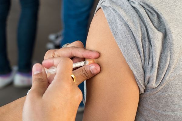 Article image for Medical experts slam new anti-vaxxer claims