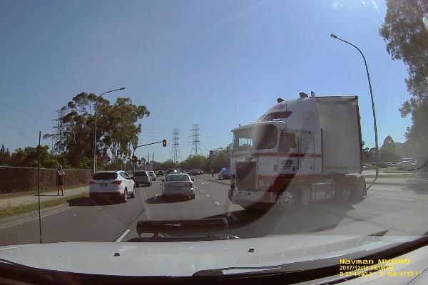 Article image for Truck stuck on median strip at Penrith