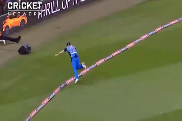Article image for Big Bash: Is this the greatest cricket catch ever?