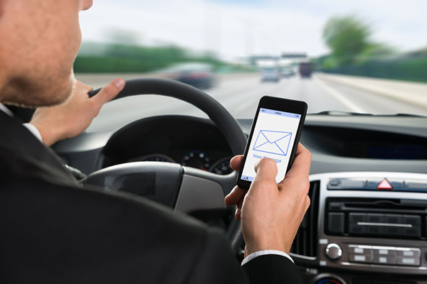 Article image for Texting and driving is ‘endemic’