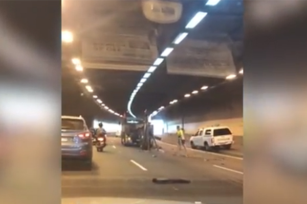 Article image for Truck with overheight equipment smashes roof in Domain Tunnel