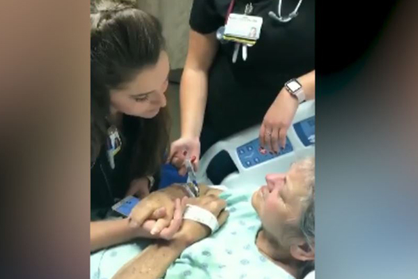 Article image for Video of nurse singing to dying patient goes viral