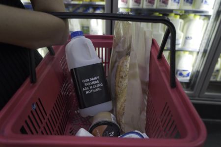 Nationals MP threatens supermarkets, demanding fairer milk prices