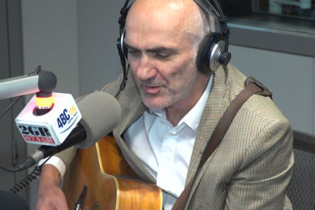 Aussie music great Paul Kelly performs live in studio
