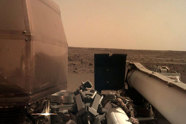 NASA’s InSight Probe touches down on Mars, already Tweeting photos