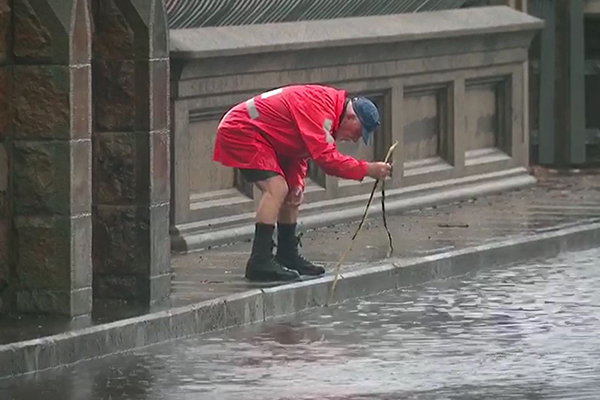What a legend! Elderly man takes it upon himself to help motorists stranded by flooding