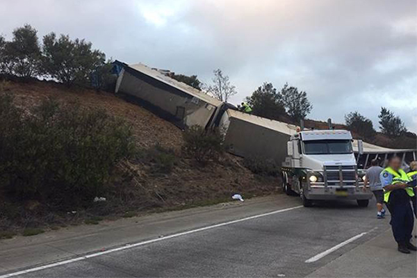 Article image for B-triple closes the Hume Highway in the southern highlands