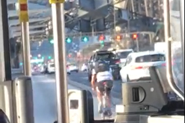 WATCH | Idiotic cyclist holds up traffic on Sydney Harbour Bridge