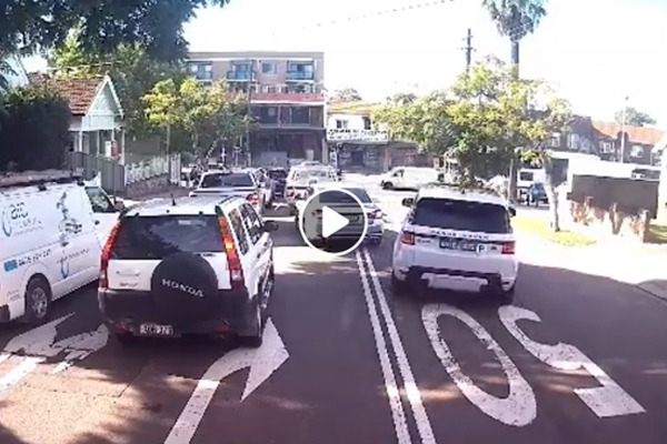 Article image for DASHCAM | Idiotic P-plater in a Range Rover drives on wrong side of road