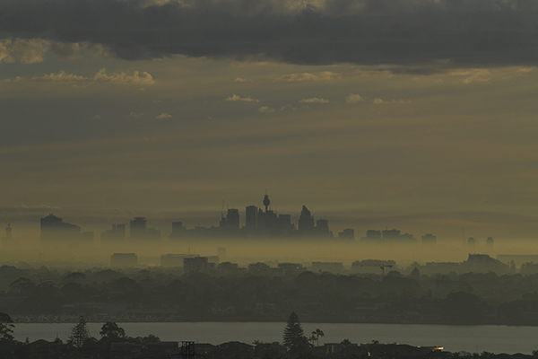 Article image for Health warning issued as smoke haze blankets Sydney