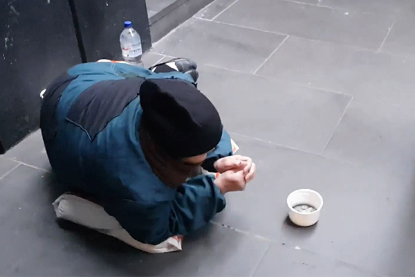 2GB listener exposes fake beggars in Sydney