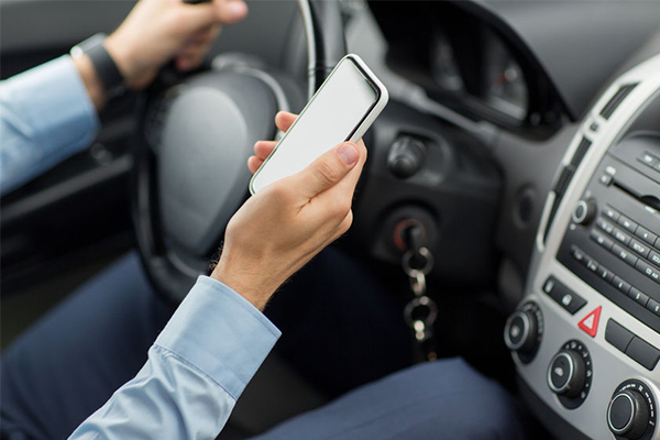 Article image for Pushes for $1000 fine for texting while driving
