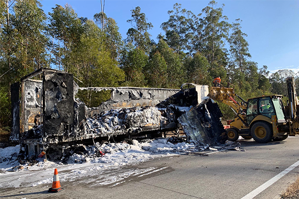 Article image for Huge truck fire shuts down Pacific Highway