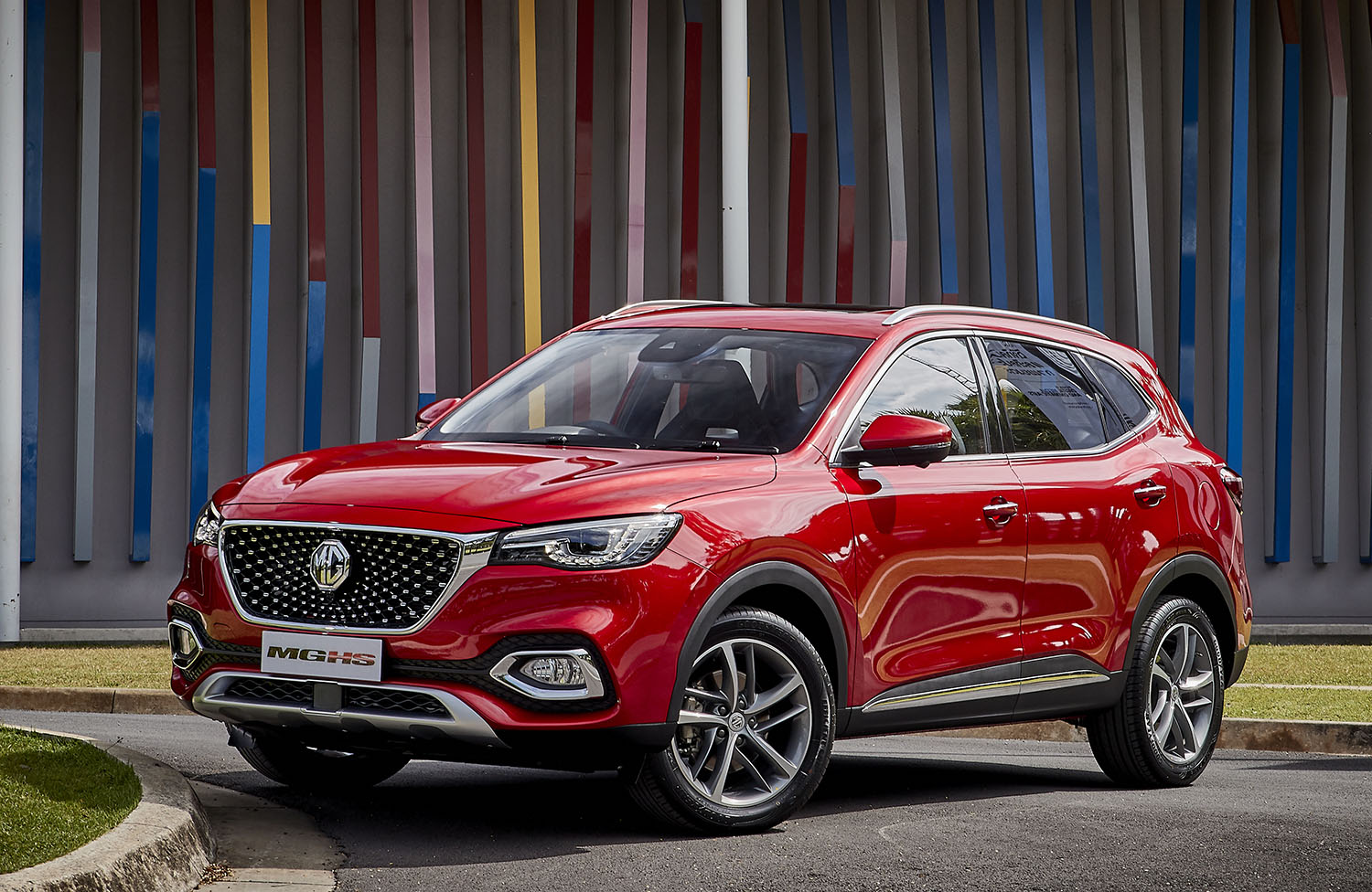 New MG HS arrives offers excellent quality and features despite a lower