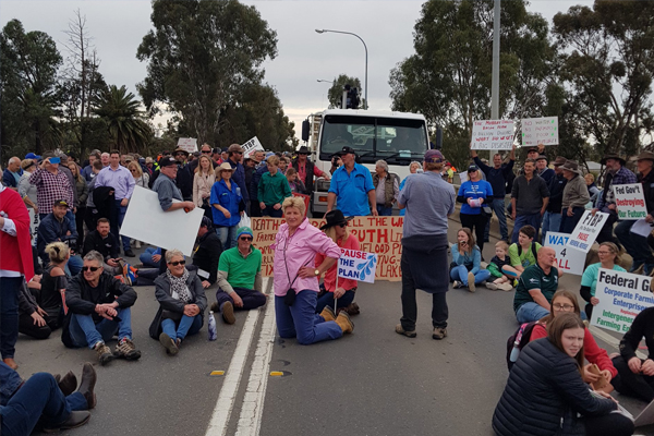 #CanThePlan: Thousands of farmers ‘Convoy to Canberra’ in drought protest