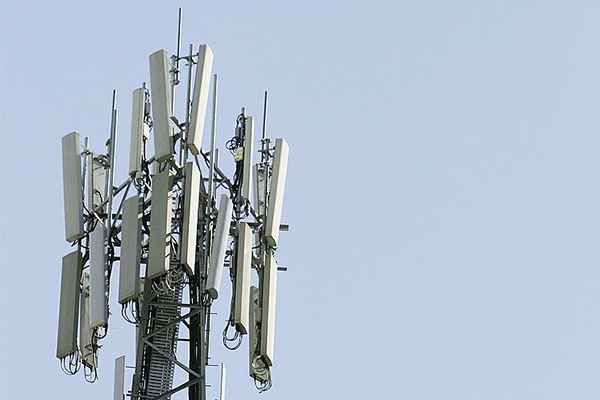 Telstra fails to turn on phone tower in mobile black spot near bushfires