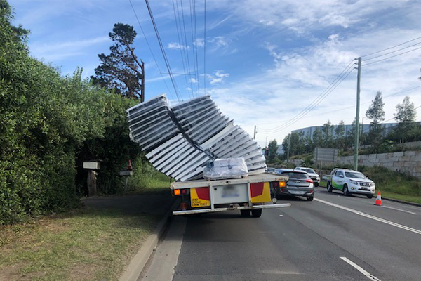 Load fail – truck causing traffic mayhem