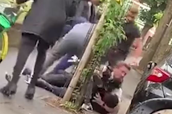 Article image for WATCH | UK police officer attacked whilst making arrest
