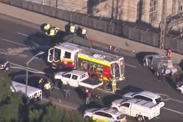 Article image for Fatal crash closes Sydney Harbour Bridge