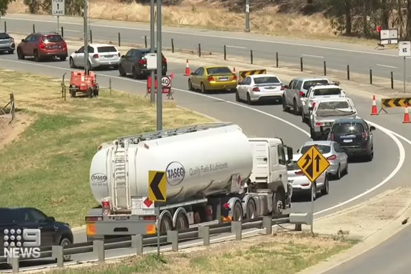 Article image for Border communities swamped with traffic as Victorians flee back home