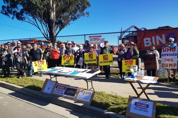 WATCH | Western Sydney residents rally against the big stink