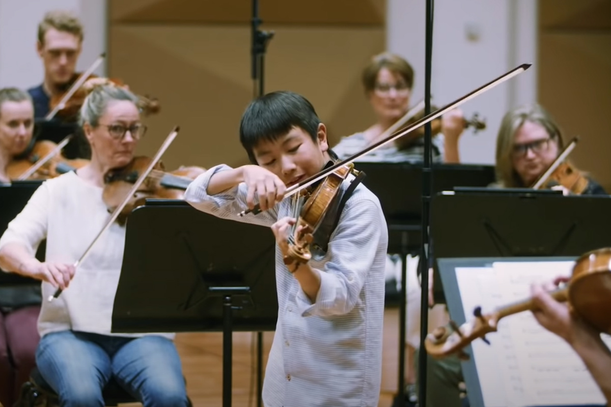Article image for Young prodigy gives impromptu violin concert on-air