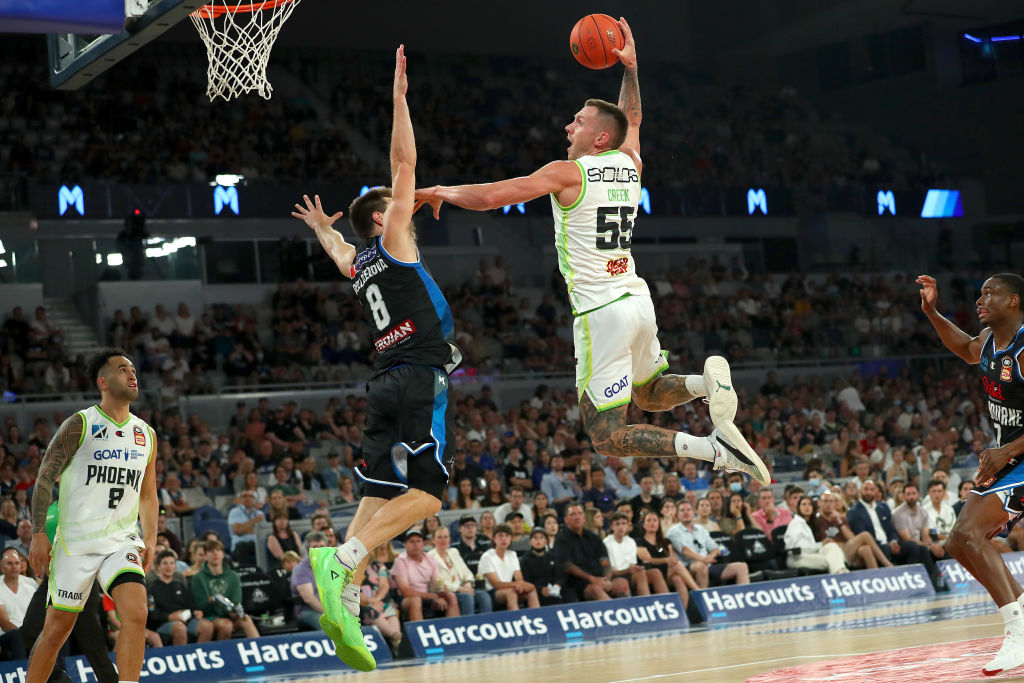 Article image for Australian basketballers ‘absolutely tearing America apart’ as world watches on