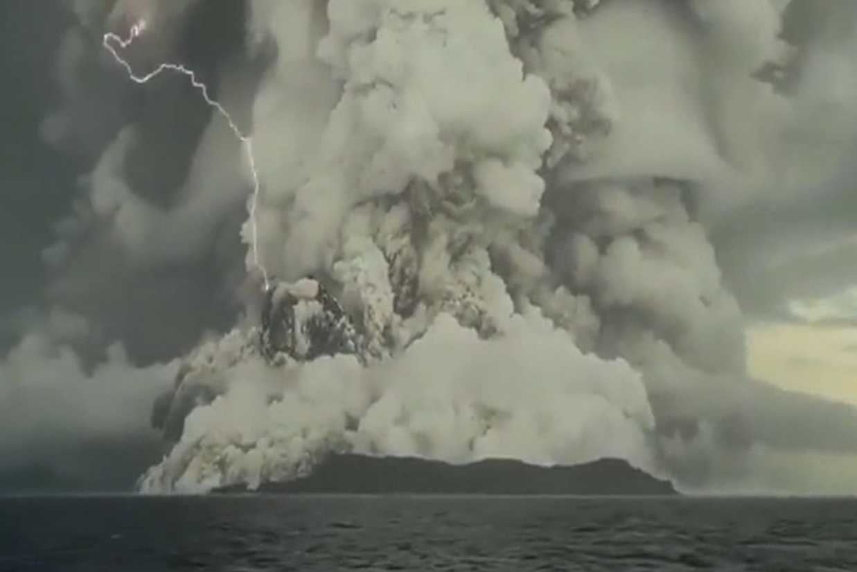 Миллионы тонн воды. Извержение вулкана Хунга Тонга. Извержение Тонга 2022. Тонга ЦУНАМИ. Извержение вулкана Тонга 2022.