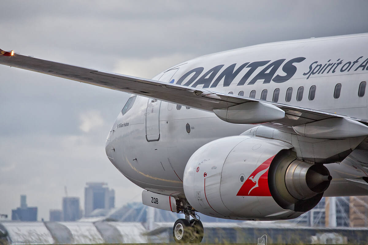 Article image for Qantas apologises, says cancellations and lost luggage are improving