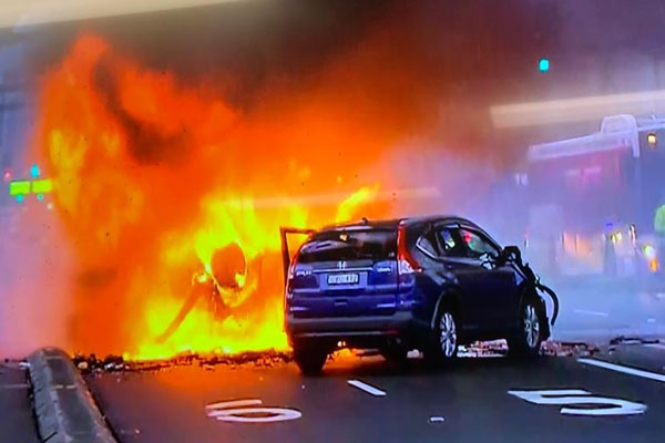 Article image for Fiery car crash closes Sydney Harbour Bridge