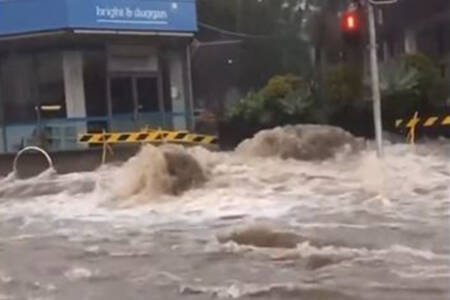 Heavy rain batters Sydney as thousands evacuated