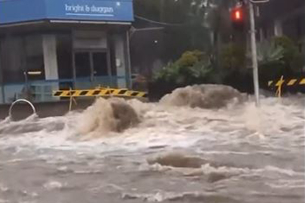 Article image for Heavy rain batters Sydney as thousands evacuated