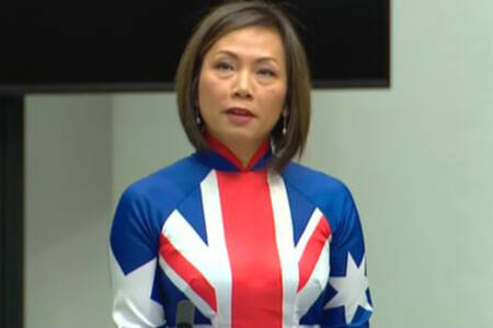 Independent MP Dai Le explains importance of Australian flag dress