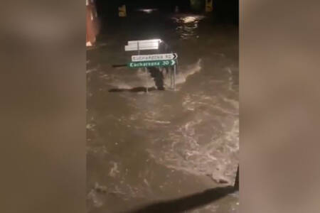 Floodwater inundates NSW town of Molong