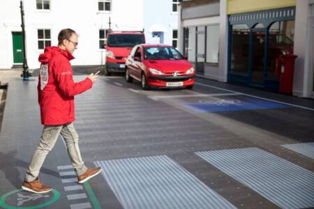 Pedestrian behaviour with mobile phones on pedestrian crossings needs attention
