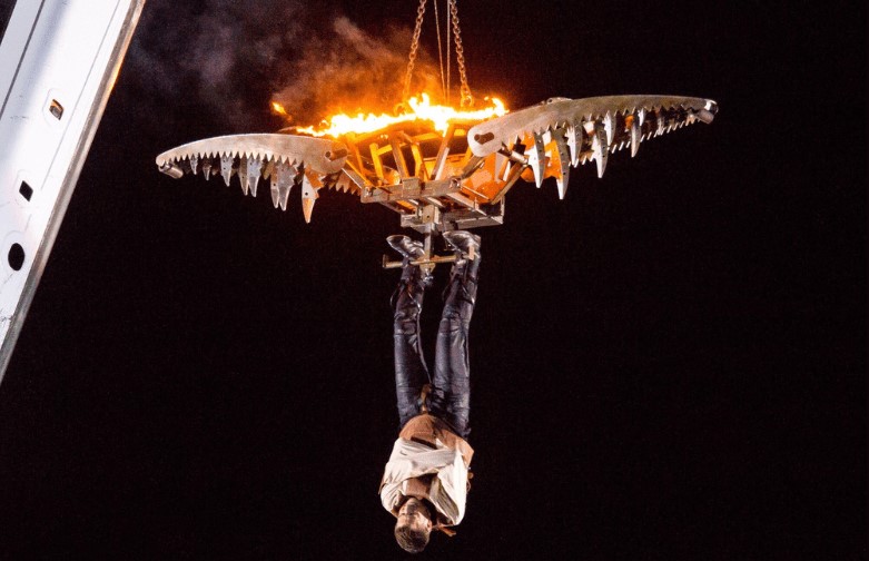 Article image for Escapologist hangs from a 40 foot high trap at the Easter Show