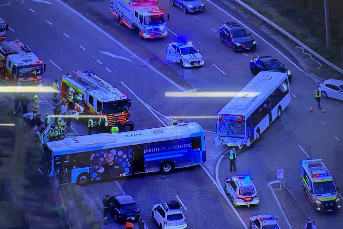 Article image for Great Western Highway shut down after two bus crash