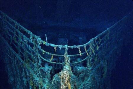 What actually happens in the Titanic submersible tour?