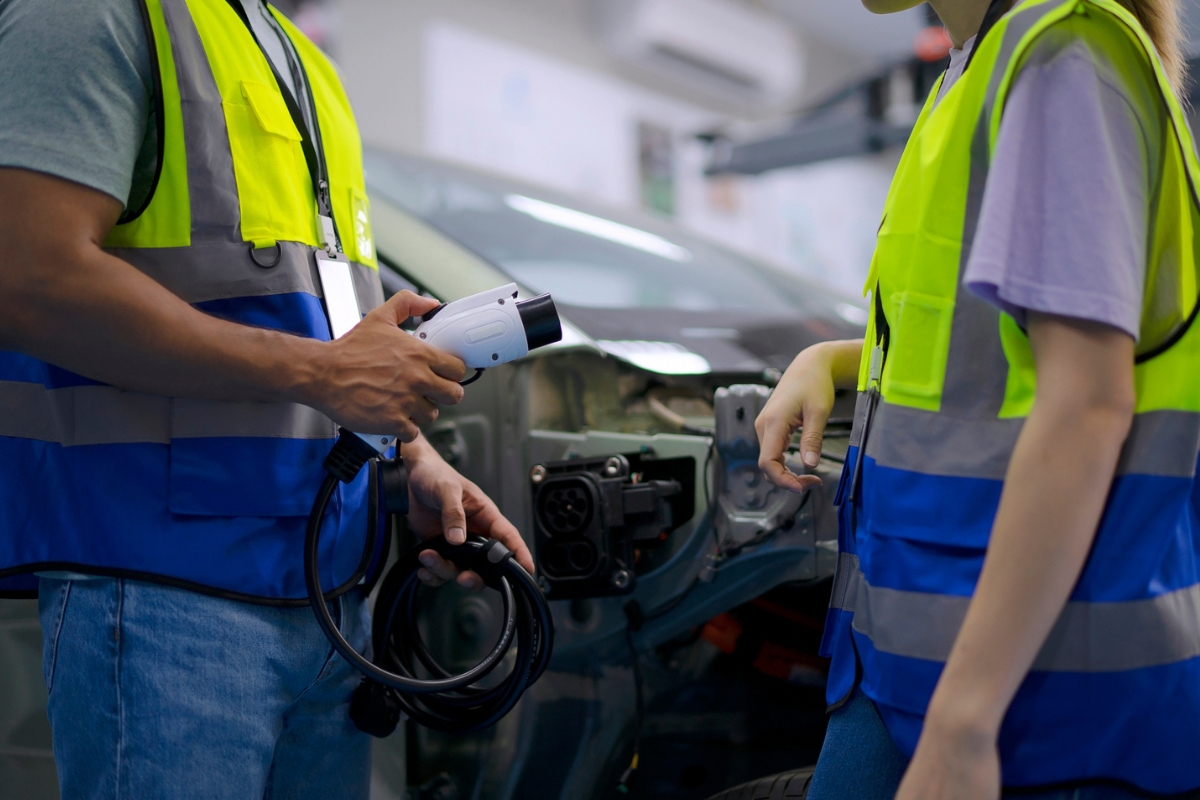 Article image for EXCLUSIVE – Mechanics facing strict new rules to work on EVs