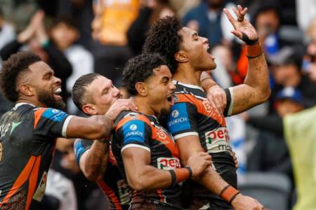 ‘They should be fined’ – Brad Fittler & Adam Hawse react to ‘stupid’ Tigers gesture