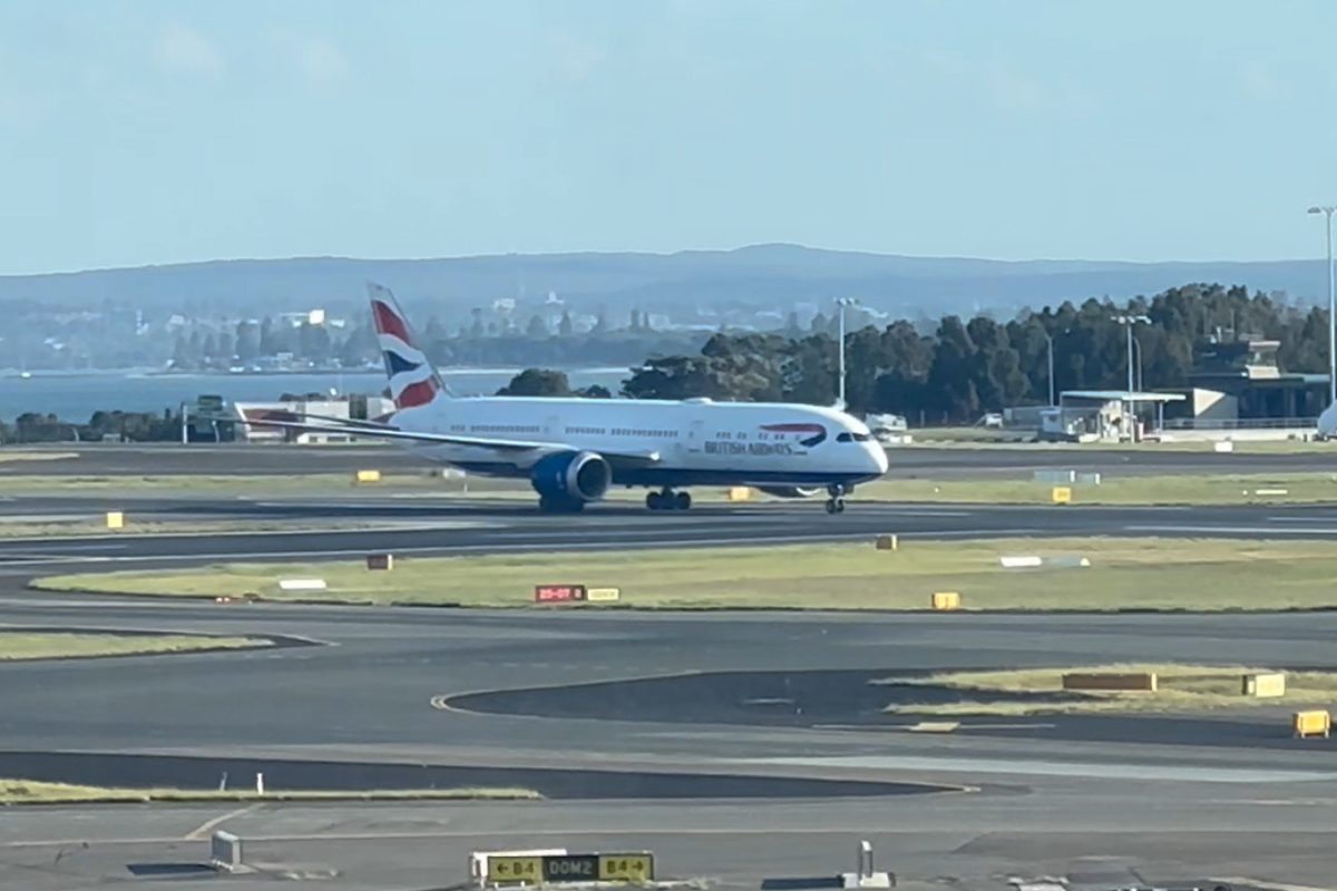 Article image for Plane makes emergency landing at Sydney Airport