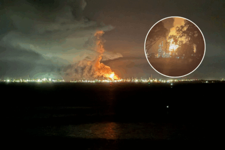 Huge fire breaks out at Aussie oil refinery