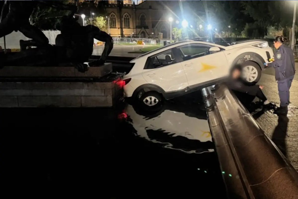Article image for ‘Wrong turn’ – How a delivery driver crashed into a Hyde Park fountain