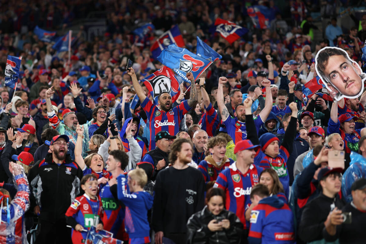 Article image for Car collides with Knights fans farewelling team bus ahead of Grand Final